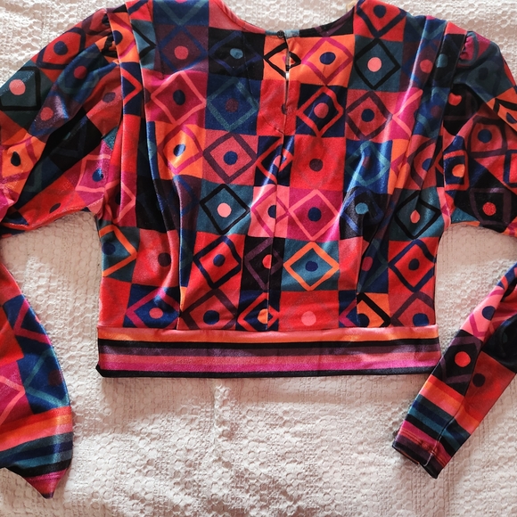 Geometric Patterned Long Sleeve Top - Picture 7 of 8